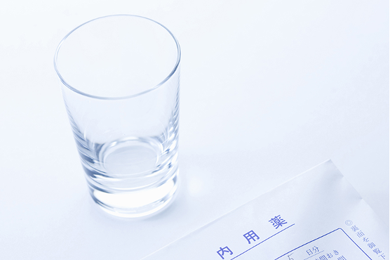 薬が入っている袋とグラス