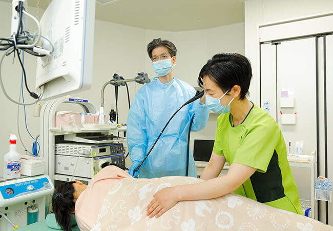 内視鏡検査をする医師