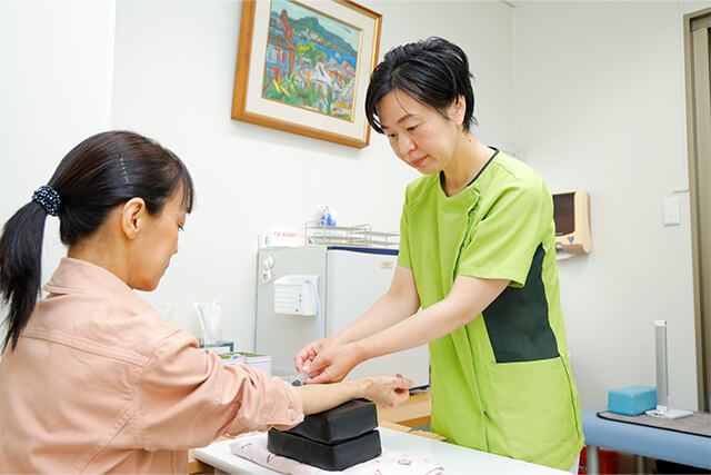 採血をする看護師