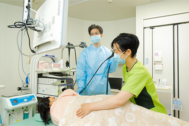 内視鏡検査をする医師