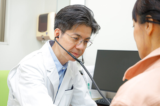 患者に聴診器をあてる医師