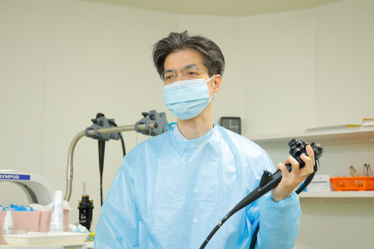 内視鏡検査をする医師
